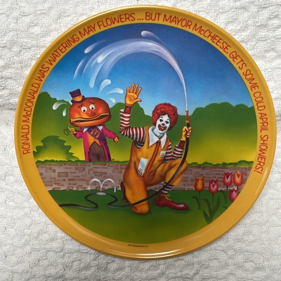 McDonald’s Set of 4 All 4 Seasons 10” Plates - Picture 5 of 8